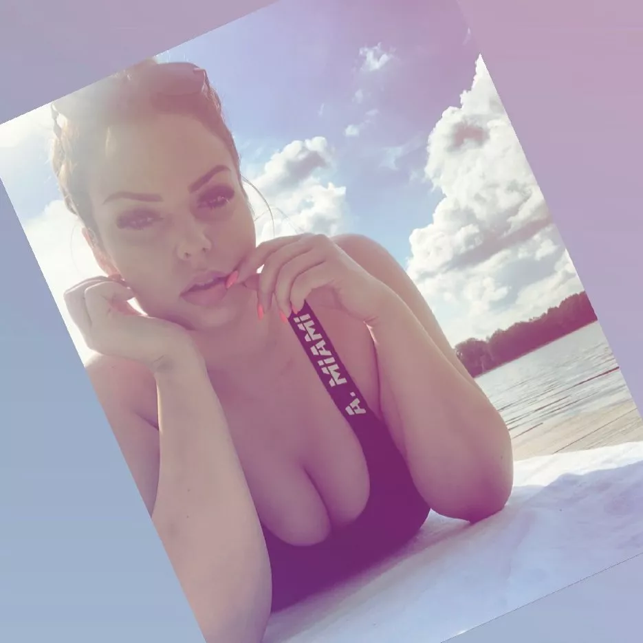 Kuszący biust gwiazdy Top Girls w niemal pełnym negliżu. Odważne ujęcia podbijają sieć! 
